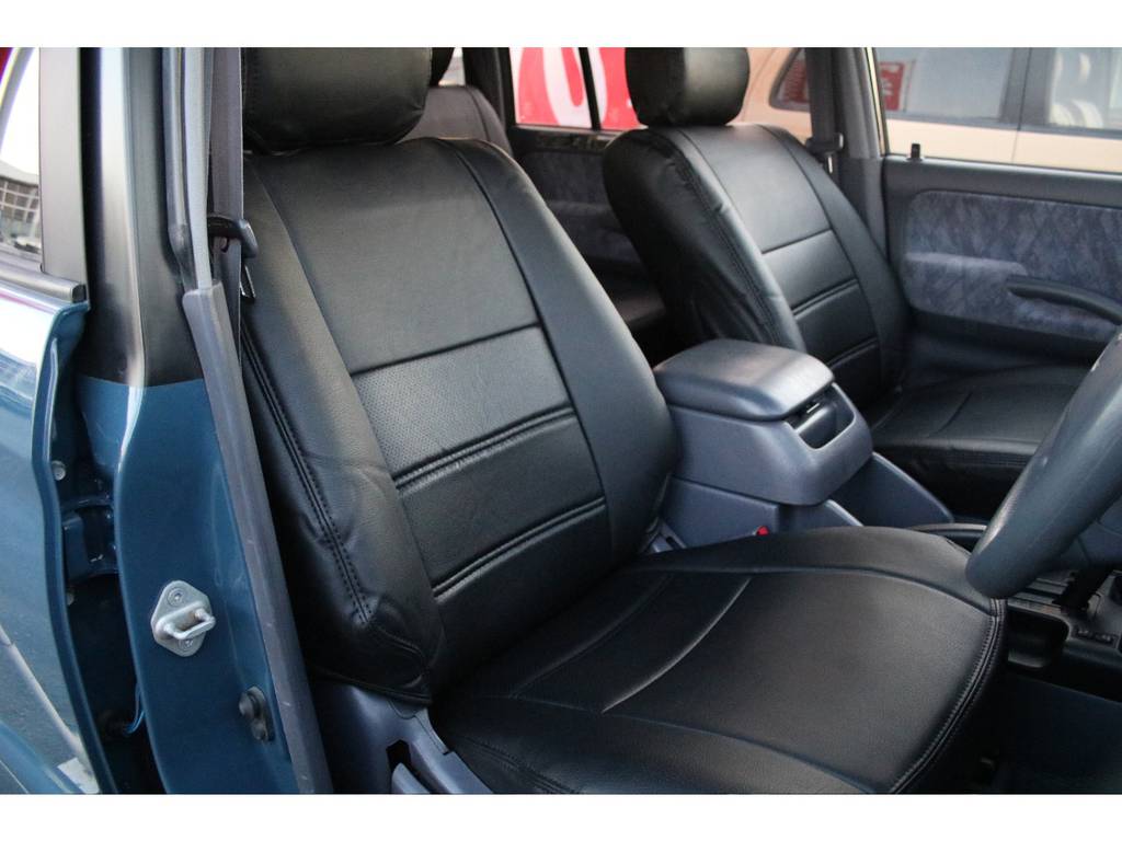 運転席も目立つヘタリ無くキレイに保たれております☆