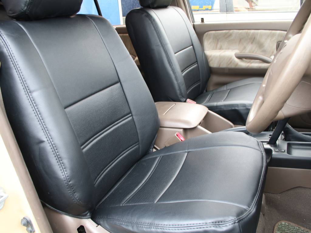 運転席も目立つヘタリ無くキレイに保たれております☆