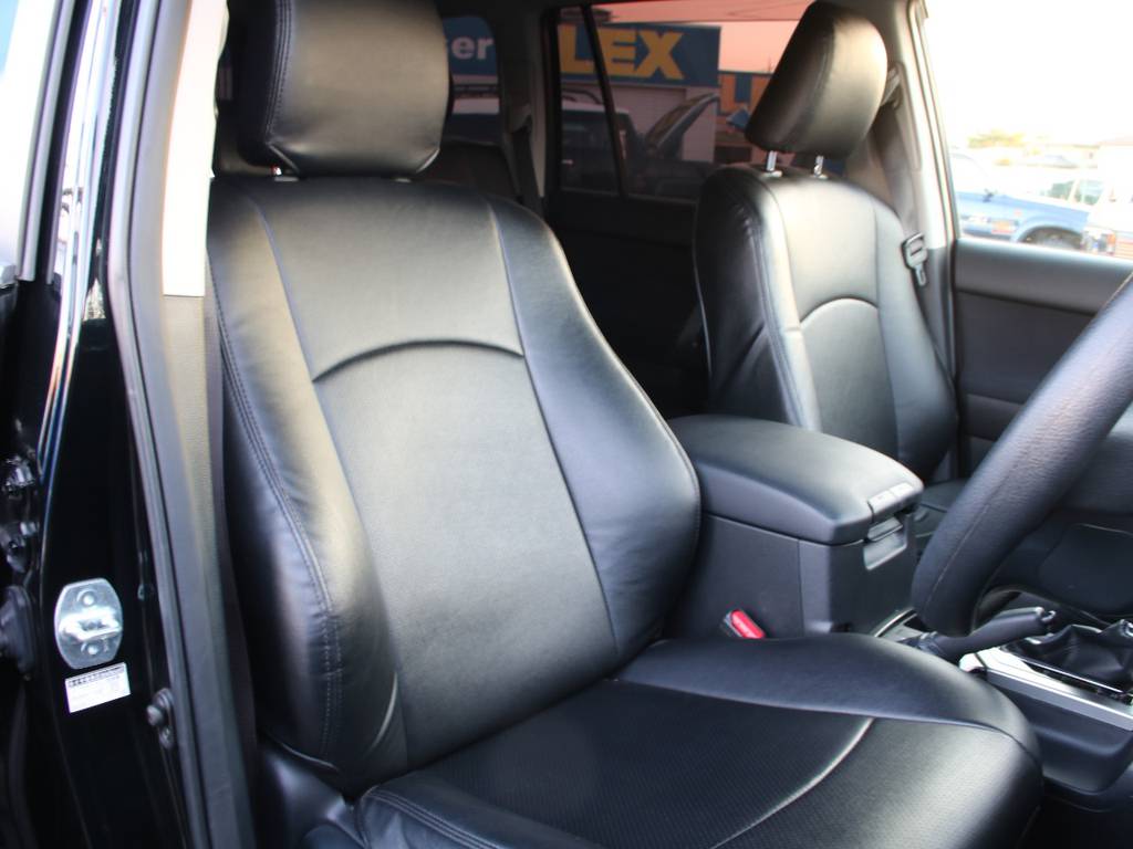 運転席も目立つヘタリ無くキレイに保たれております☆