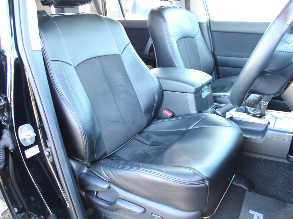 運転席は目立つヘタりなくキレイに保たれております☆