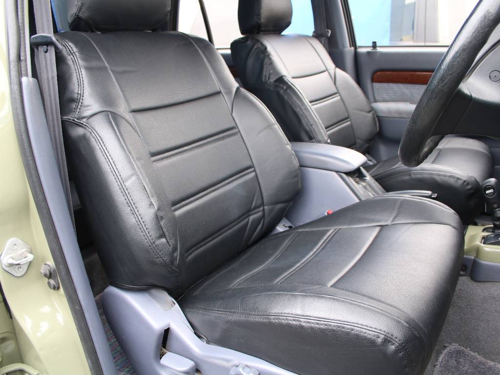 運転席は目立つヘタりなくキレイに保たれております☆新品ブラックシートカバー☆