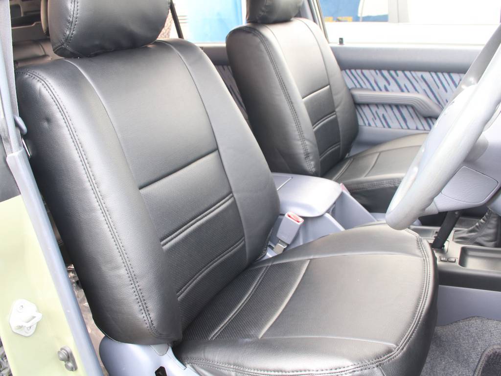 運転席は目立つヘタりなくキレイに保たれております☆