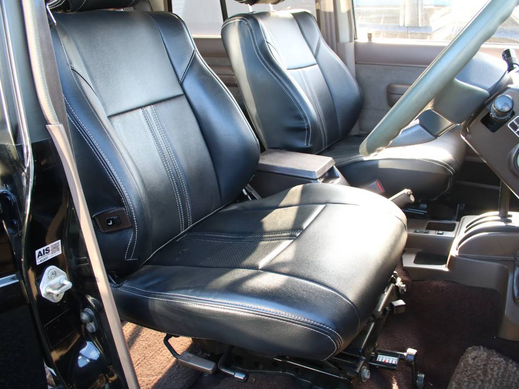 運転席も目立つヘタりなくキレイに保たれております☆