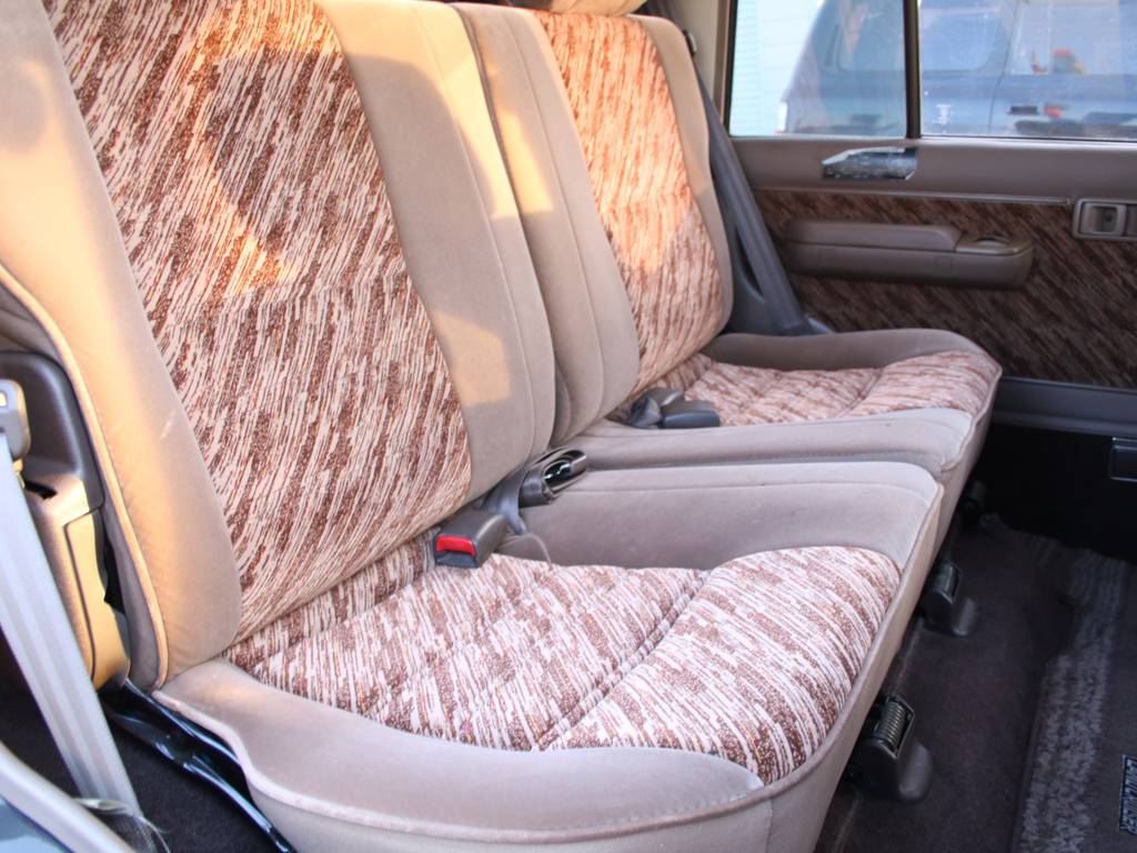 後部座席は大人もくつろげるスペースがございます☆