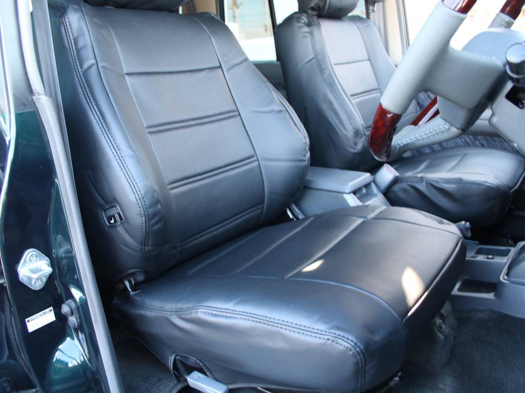 運転席は目立つヘタりなくキレイに保たれております☆