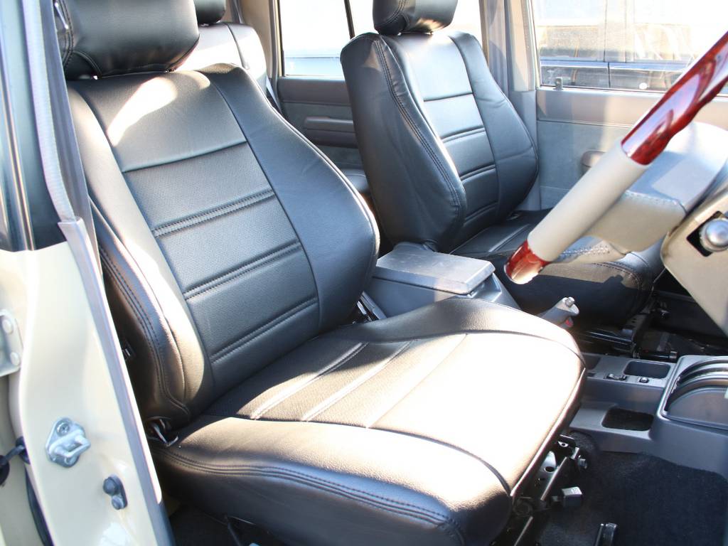 運転席は目立つヘタりなくキレイに保たれております☆新品ブラックシートカバー☆