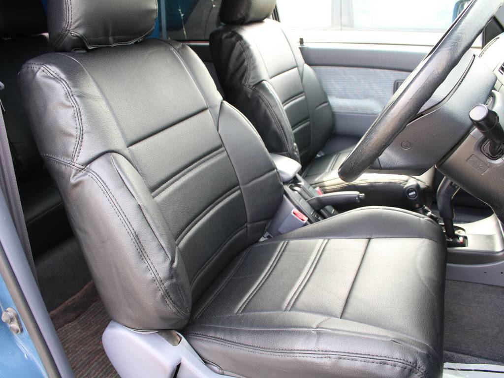 運転席も目立つヘタりなくキレイに保たれております☆