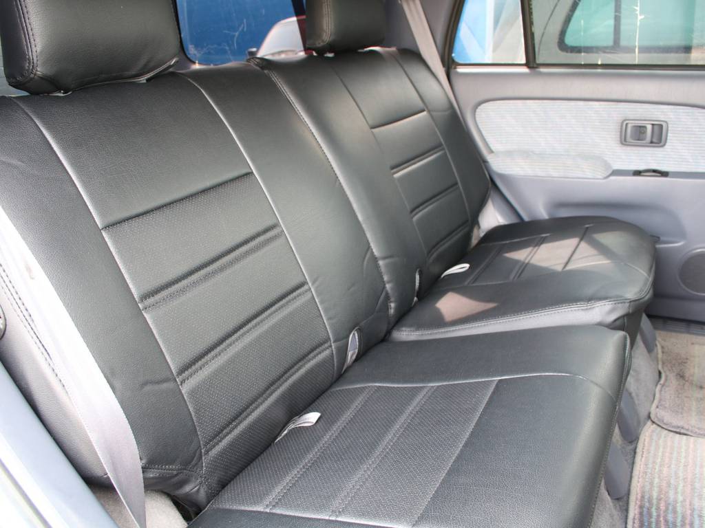 後部座席は大人もくつろげるスペースがございます☆