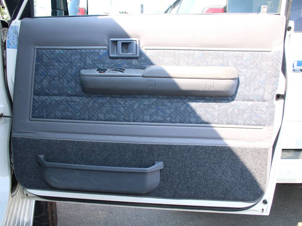 運転席のドア内張もキレイに保たれております☆