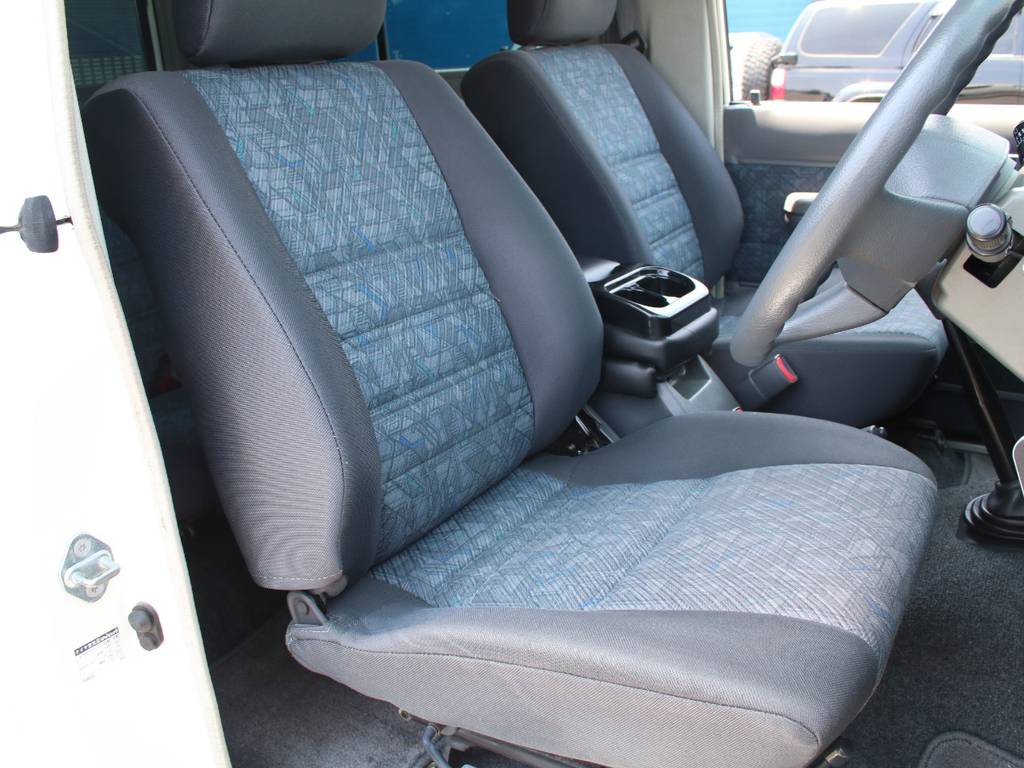 運転席は目立つヘタりなくキレイに保たれております☆