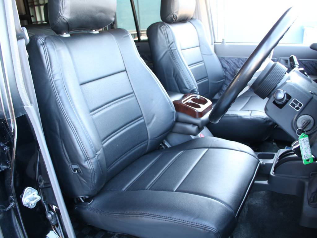 運転席は目立つヘタりなくキレイに保たれております☆新品ブラックシートカバー☆