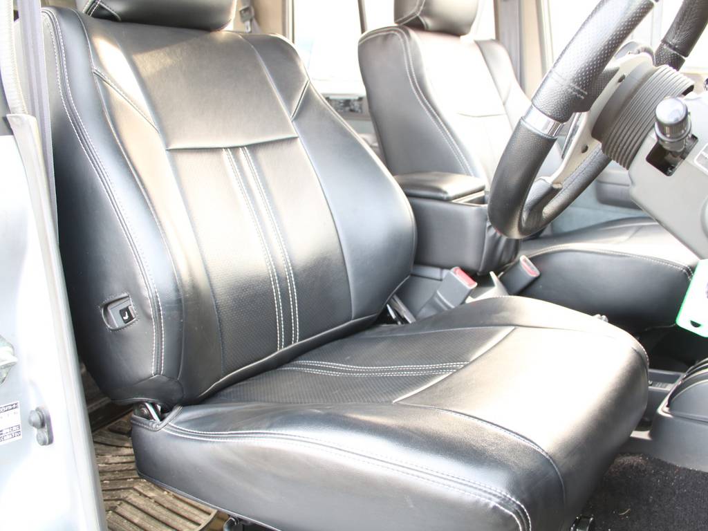 運転席は目立つヘタりなくキレイに保たれております☆シートカバー付き☆
