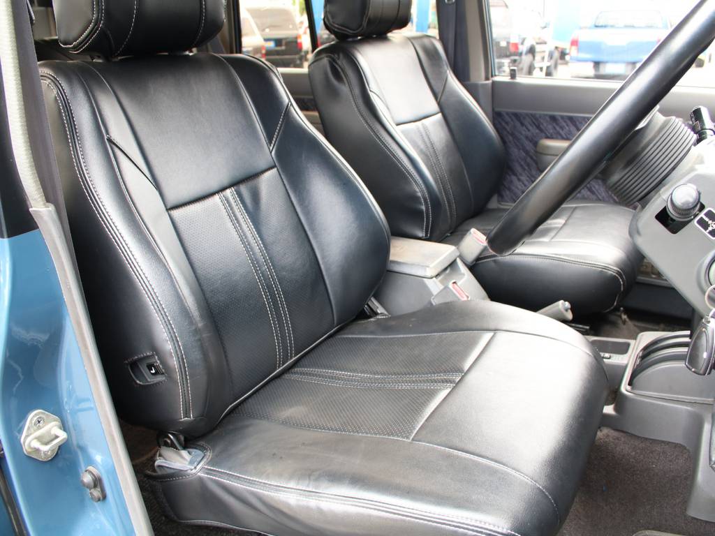 運転席は目立つヘタりなくキレイに保たれております☆