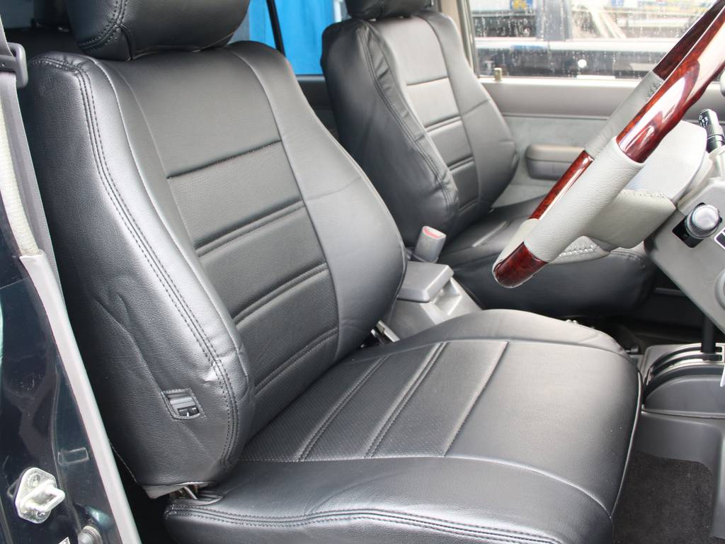 運転席は目立つヘタりなくキレイに保たれております☆