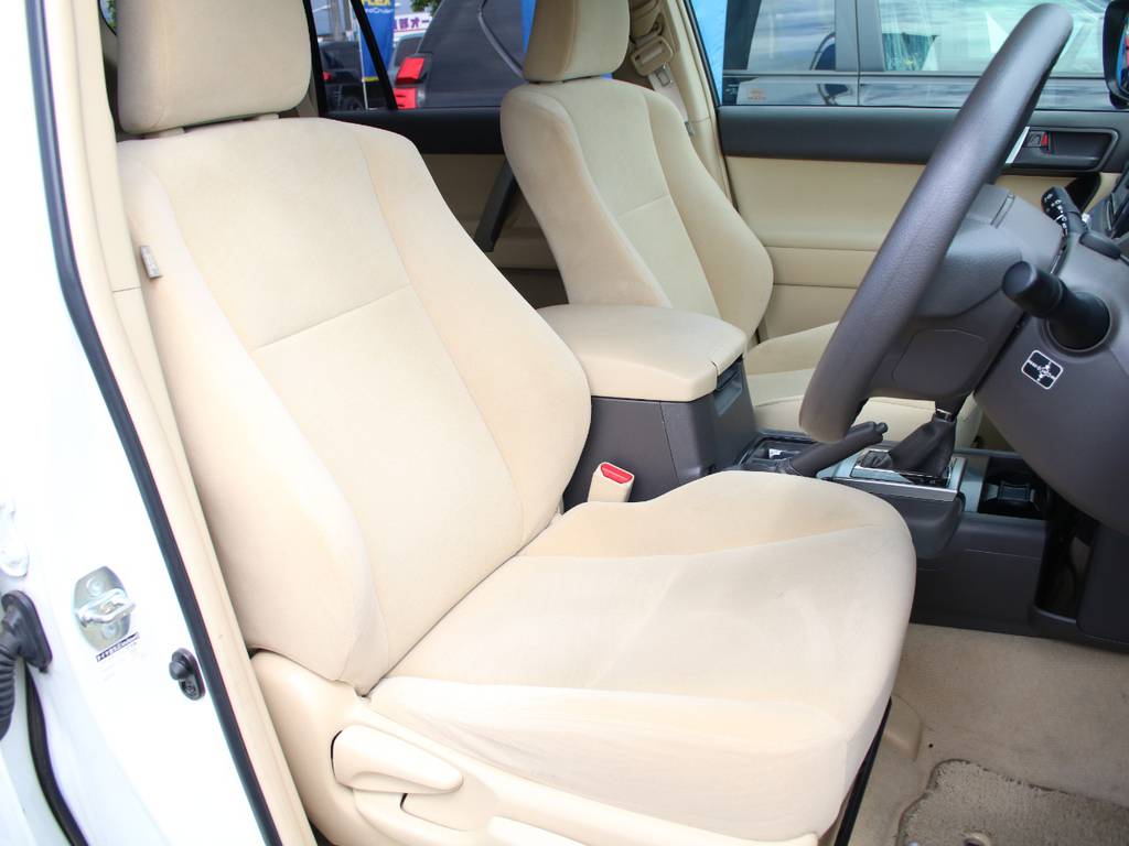 運転席は目立つヘタりなくキレイに保たれております☆