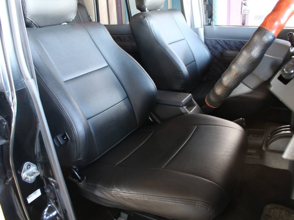 運転席は目立つヘタりなくキレイに保たれております☆
