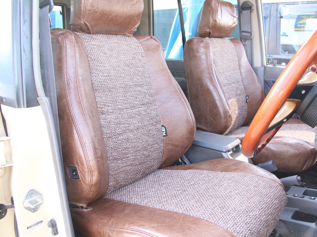 運転席は目立つヘタりなくキレイに保たれております☆