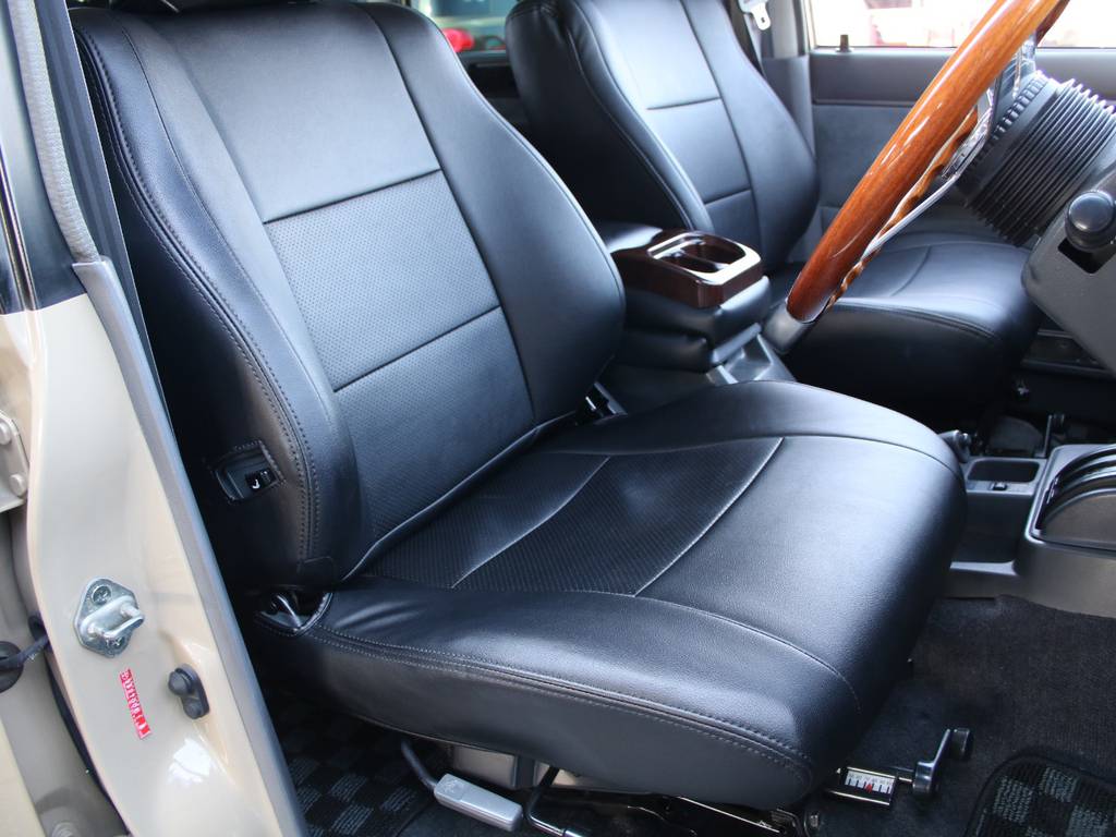 運転席は目立つヘタりなくキレイに保たれております☆