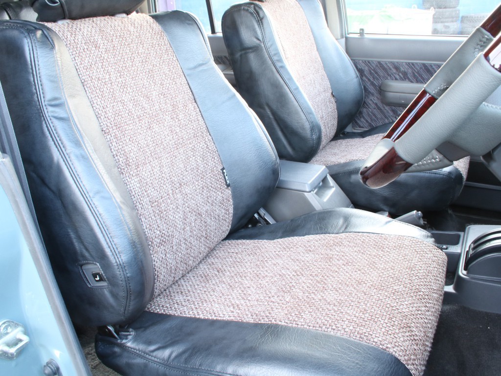 運転席は目立つヘタりなくキレイに保たれております☆