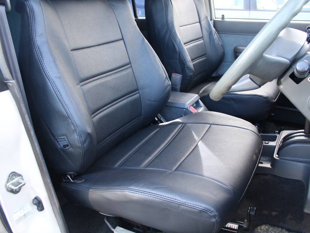 運転席は目立つヘタりなくキレイに保たれております☆