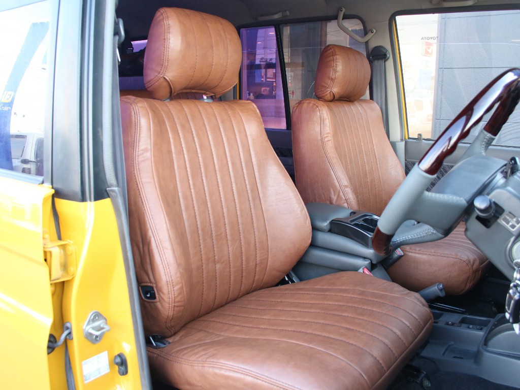 運転席も目立つヘタリ無くキレイに保たれております☆