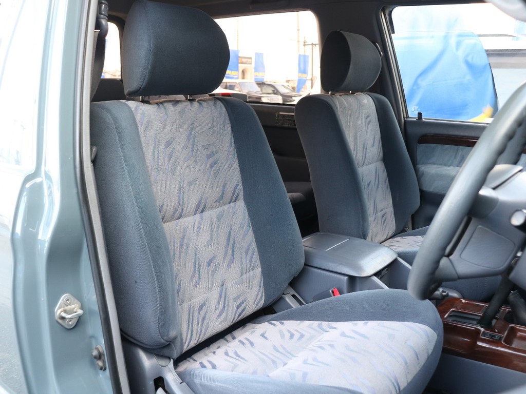 運転席もキレイに保たれております☆