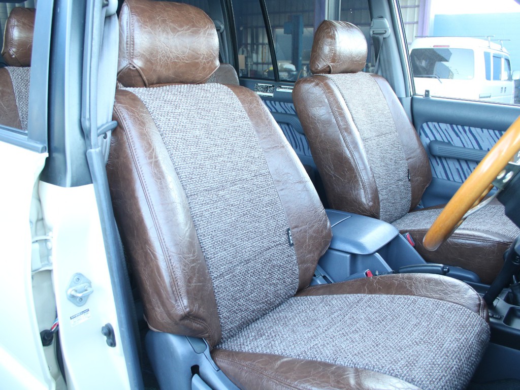 運転席もキレイに保たれております☆全席に新品シートカバーをインストールしました☆
