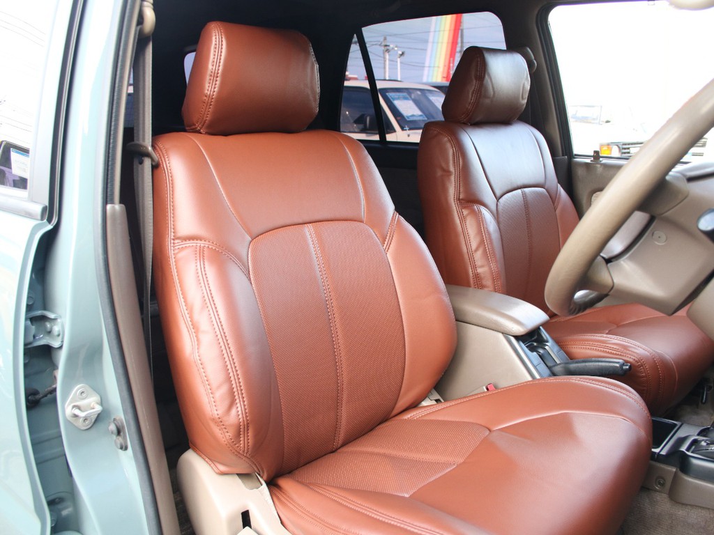 運転席もキレイに保たれております☆新品ブラウンシートカバーを新たにインストール致しました☆