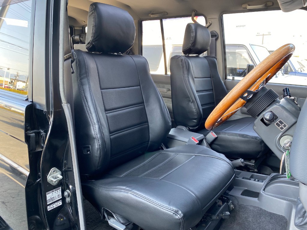 運転席もキレイに保たれております☆新品ブラックシートカバーを新たにインストール☆