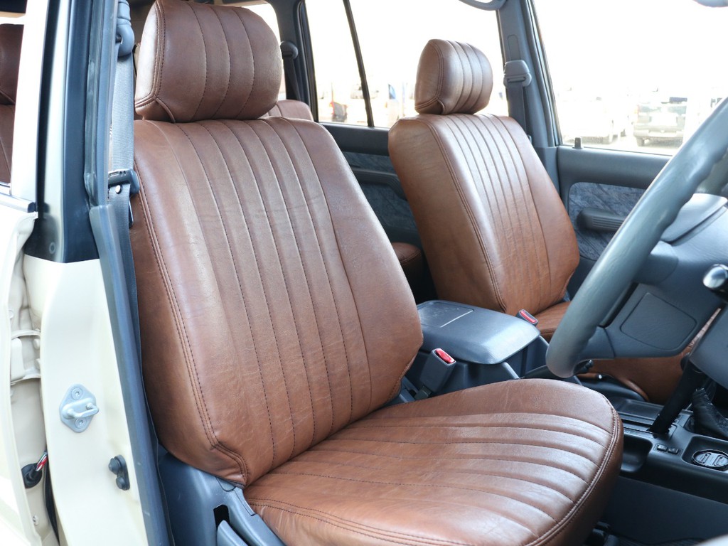 運転席もキレイに保たれております☆新品シートカバー装着済み☆