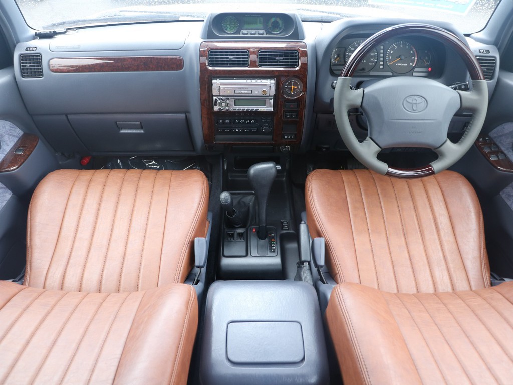 グレー基調の内装となっております☆新品ウッドコンビステアリング☆