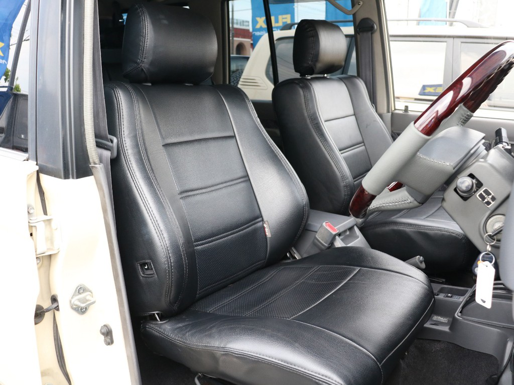 運転席もキレイに保たれております☆