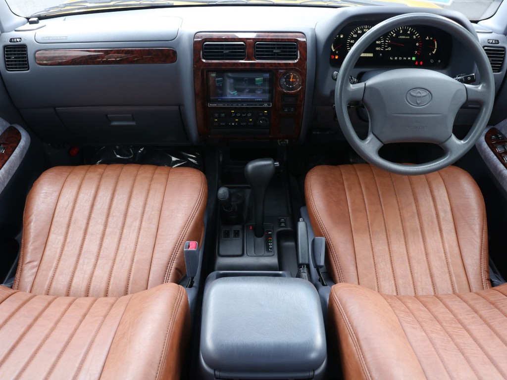 グレー×ブラウンでオシャレな車内となっております☆