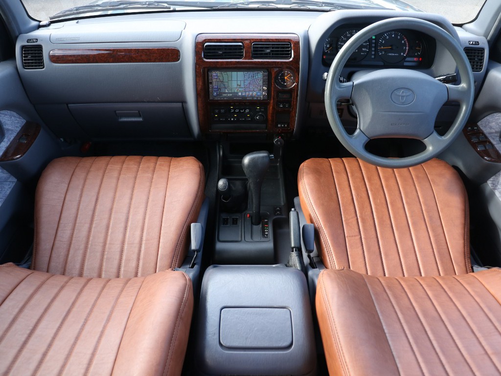 グレー×ブラウンでオシャレな車内となっております☆