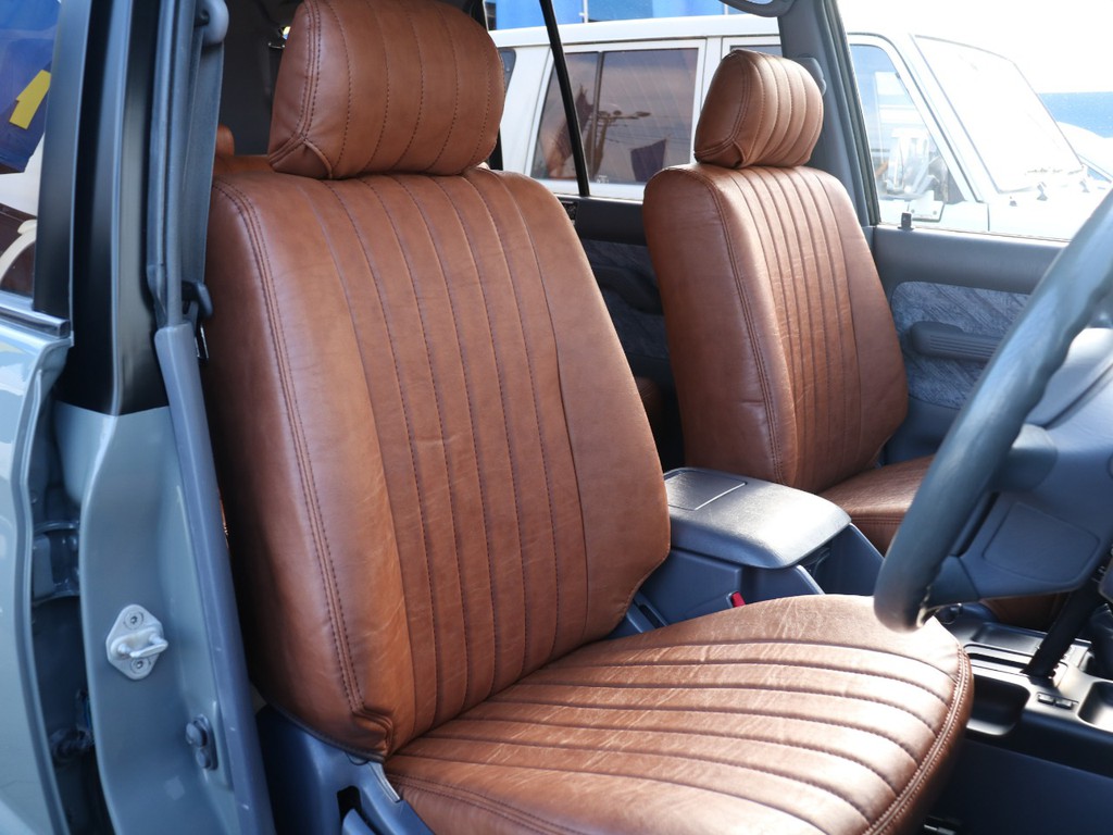 新品ブラウンシートカバー装着済みです☆