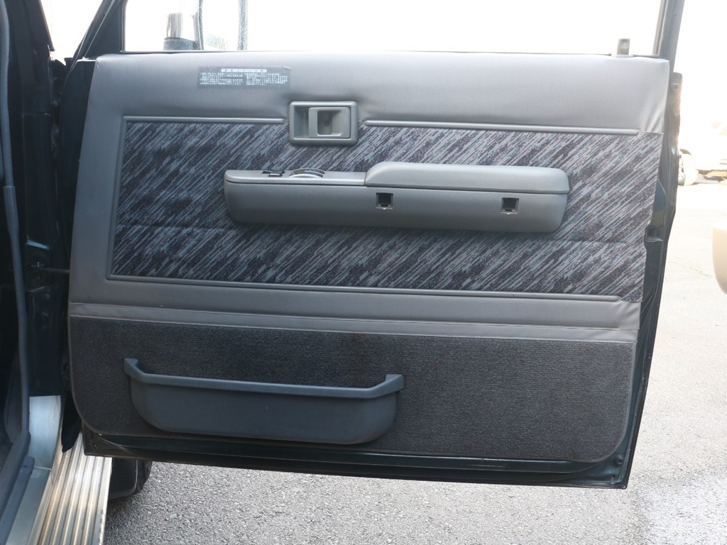 運転席内張りもキレイに保たれております☆