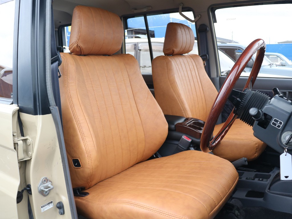 運転席もキレイに保たれております☆