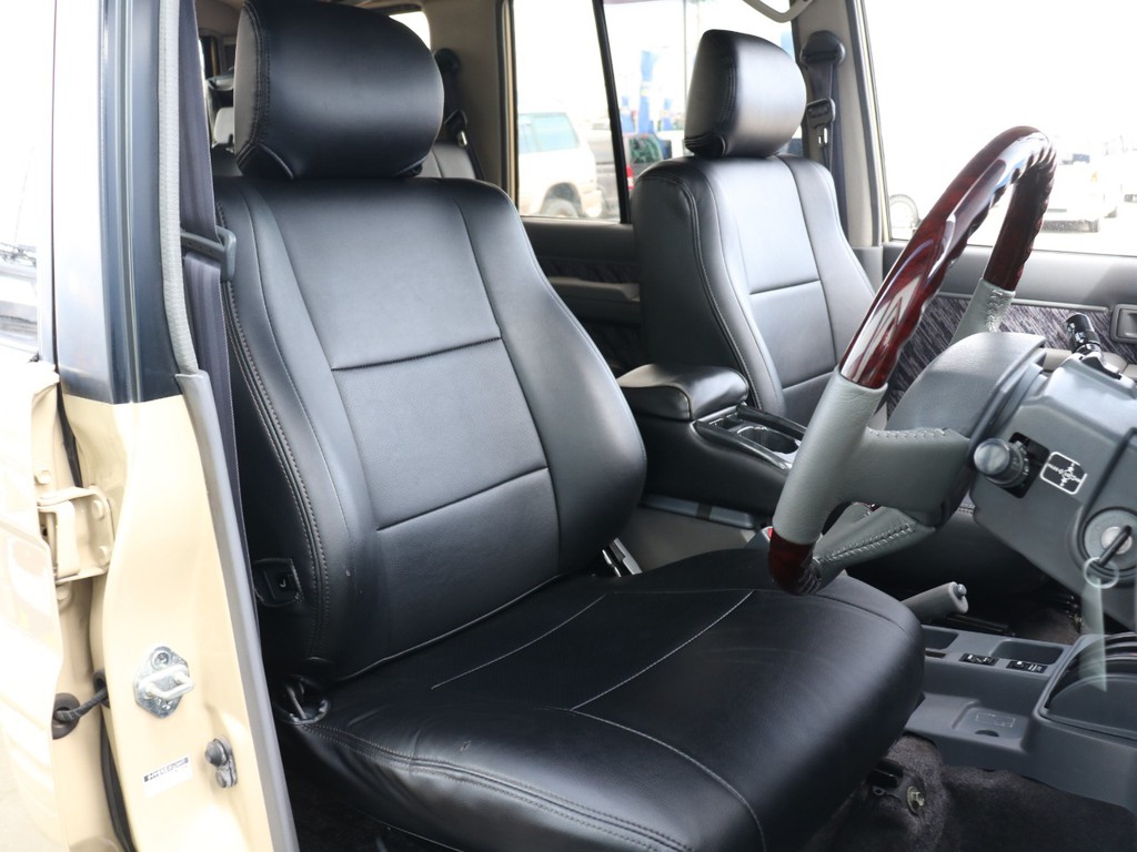 運転席もキレイに保たれております☆