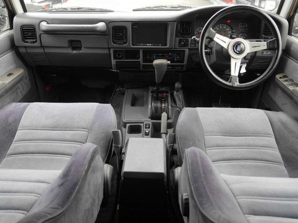 シンプルイズベスト！年式を感じさせない内装です♪