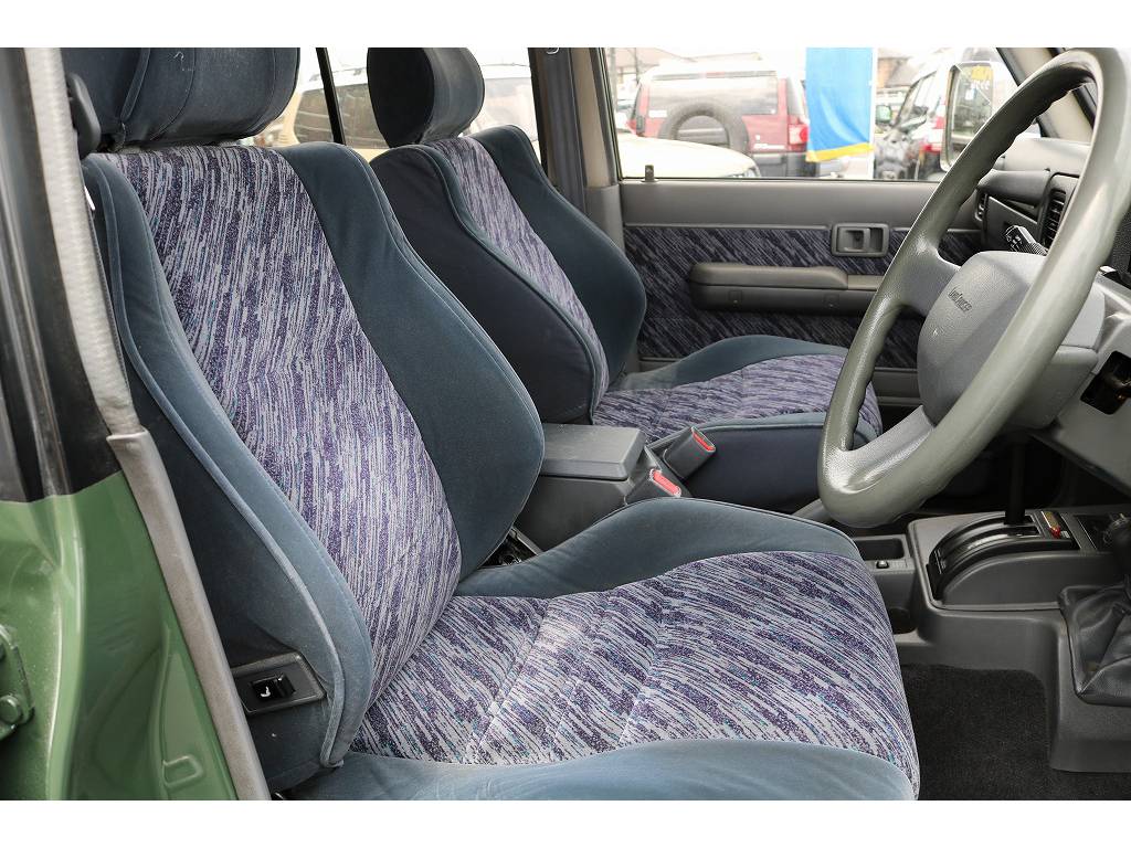 運転席シートのヘタリも少なく良好な状態です。