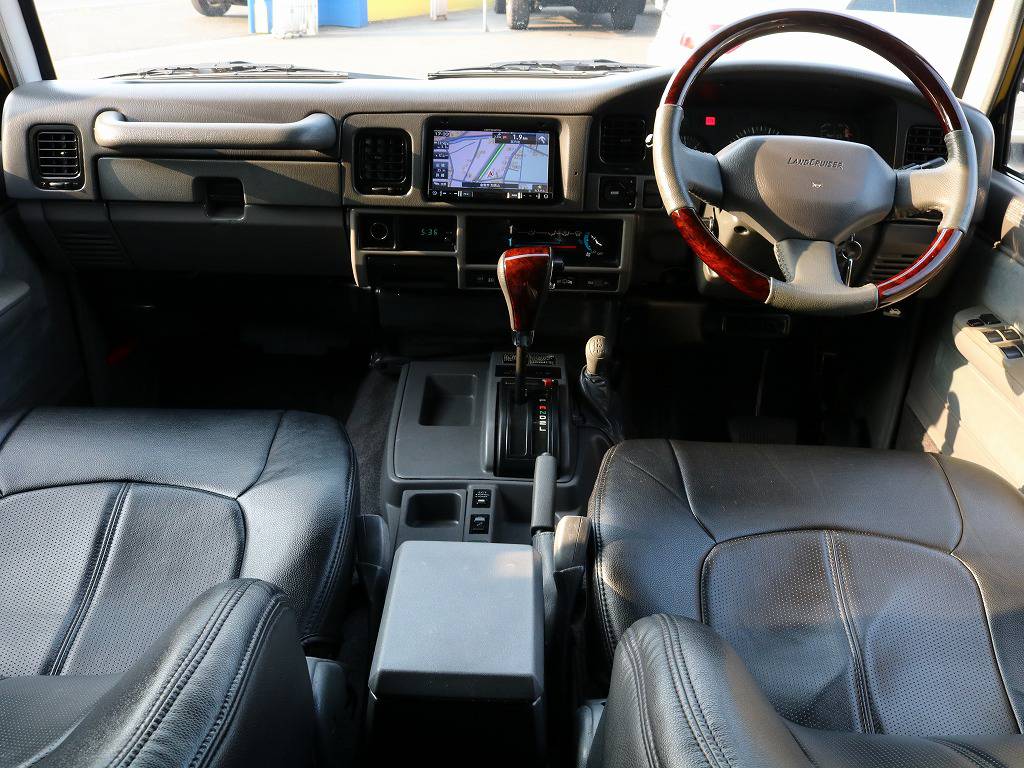 ブラックシートカバー装着と内装装備かなり豊富な車輛です！