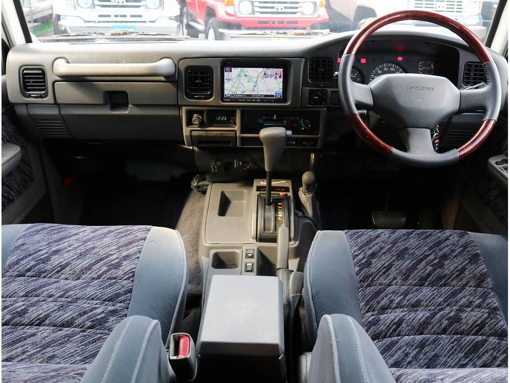 ナビ、ウッドコンビハンドル、ＥＴＣといった欲しいカスタムが既に装着済です！！