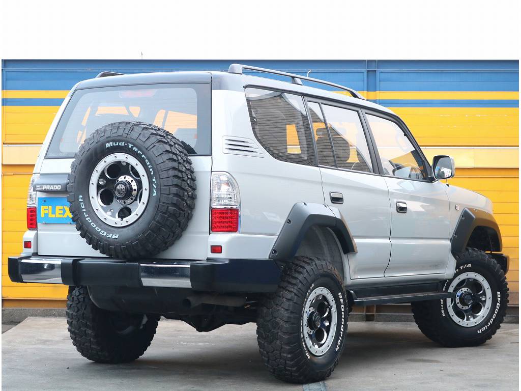 スモーキーグレー×マットブラックのシックなモノトーンスタイルになっております！！
