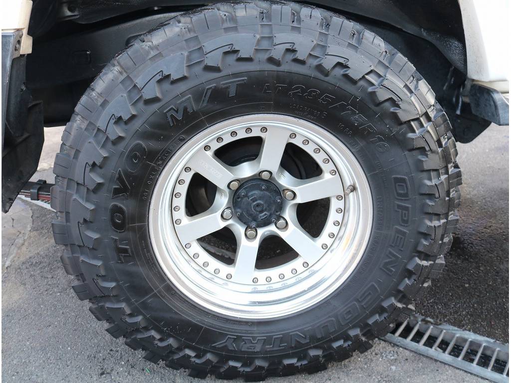 社外ホイール&amp;ＴＯＹＯマッドタイヤがついております！！