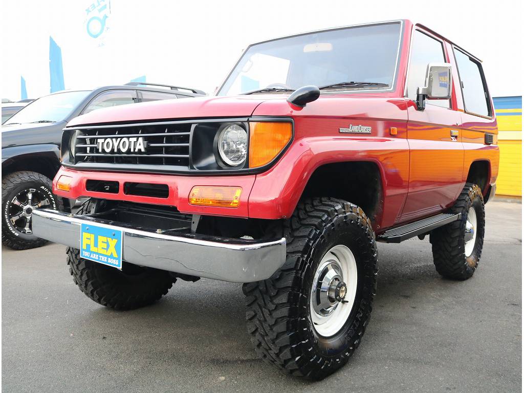 フロントフェイスは丸目ヘッドライト、オレンジコーナー、TOYOTAエンブレム、メッキバンパーバンパーと人気の仕様になっております！！