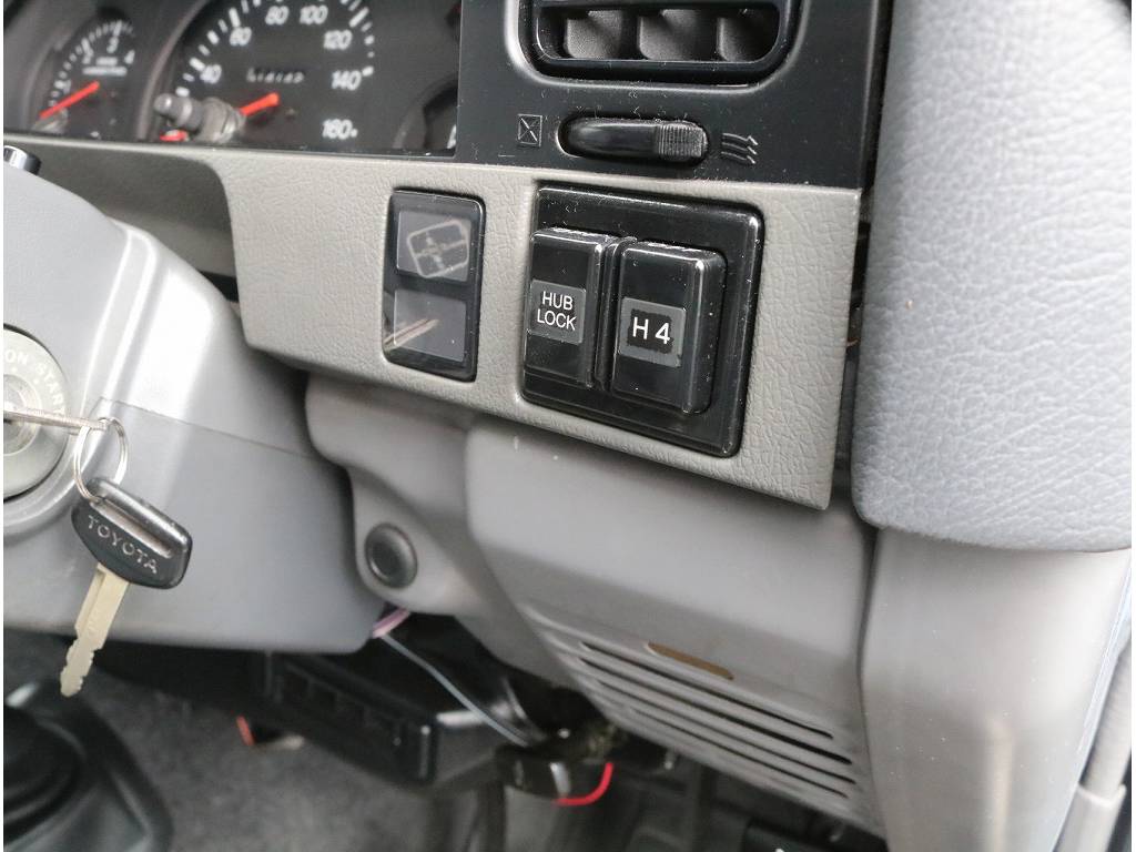 切り替え式４ｗｄです！基本走行は後輪駆動の２ｗｄとなっております(^^)/