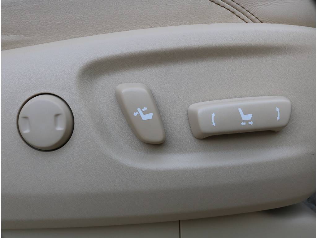 本革シートの為、パワーシートも装着しており、シートヒーターも完備しております。