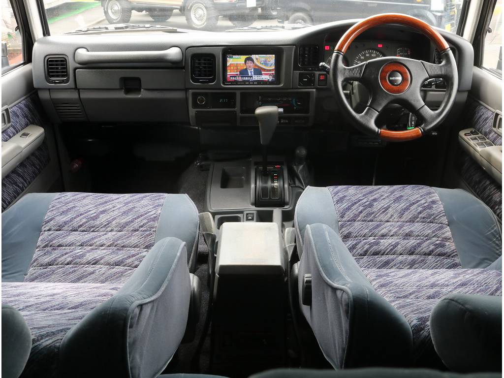 広々とした内装でゆったりとワイルドに運転が可能です♪内装の劣化も少なく、ルームクリーニング済ですので綺麗な綺麗です！！