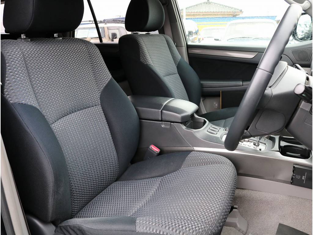運転席、助手席シートの状態も良いです！乗り心地も良く快適なドライブが行えますよ！