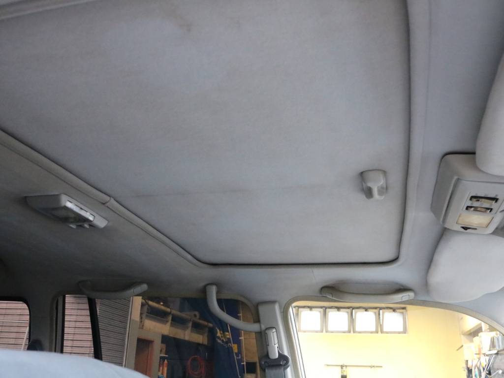 最高グレードの標準装備のサンルーフです。太陽の光を車内に取り込んで爽快感いっぱいのドライブを楽しんでください！！